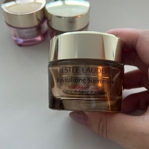 Estée Lauder revitalizing supreme youth power creme